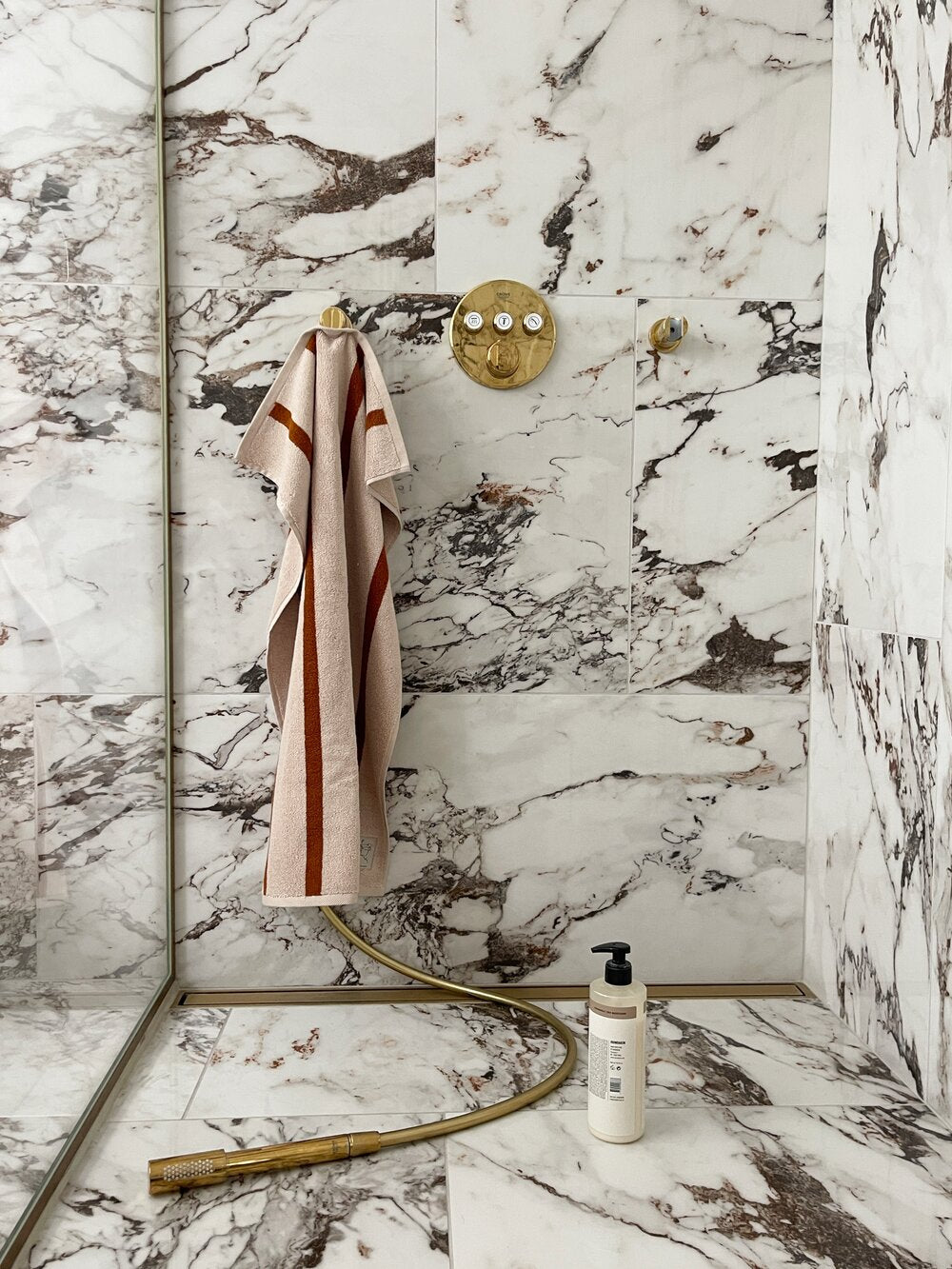 Stripe håndklæde - Karamel/Terracotta